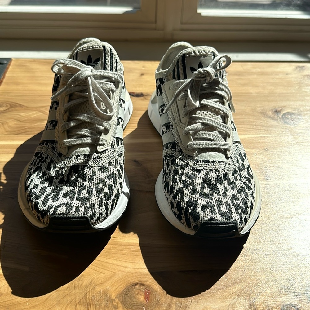 adidas prb 698001 womens shoe us 7 black and white - gently used